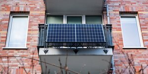 Solarmodule am Balkon eines Neubaus
