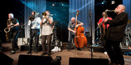 Der deutsche Saxophonist Peter Brötzmann (rechts im Bild) spielt mit seinem Chicago Tentet auf einer Bühne.