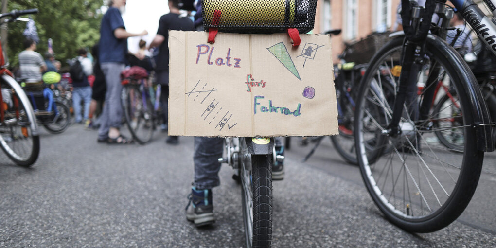 Ein Kind nimmt bei einer Demonstration von Changing Cities unter dem Motto «#Nicht mit uns - Das Mobilitätsgesetz gilt» vor der Senatsverwaltung für Umwelt, Verkehr und Klimaschutz teil und hat ein Transparent mit der Aufschrift „Platz fürs Fahrrad“ an dem Fahrrad.