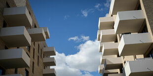 Balkone eines Neubaus vor dem blauen Himmel