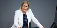 Nancy Faeser (SPD), Bundesministerin für Inneres und Heimat, am Rednerinnenpult im Bundestag