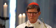 Kardinal Rainer Maria Woelki im bischöflichen Ornat vor Kerzen