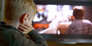 Ein Kind sitzt vor dem Fernsehapparat