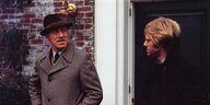 Zwei Männer unterhalten sich vor einer Haustür