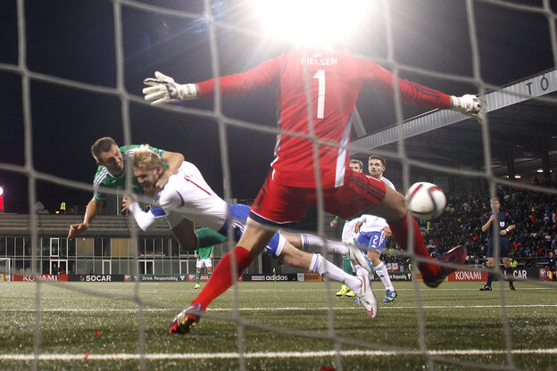 Gareth McAuley trifft gegen den Färöer Keeper