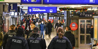 Mehrere Polizist*innen gehen im Bremern Hauptbahnhof entlang