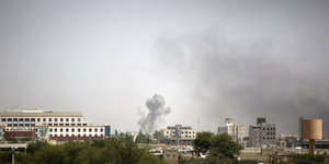Panoramablick über Sanaa mit einzelnen Rauchsäulen im Hintergrund