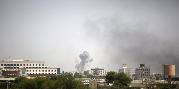 Panoramablick über Sanaa mit einzelnen Rauchsäulen im Hintergrund