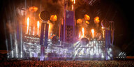 Ein Rammstein-Konzert mit riesigem Bühnenbild und Pyro-Show