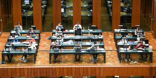 Menschen sitzen an Arbeitsplätzen in der Universitätsbibliothek der Humboldt-Universität