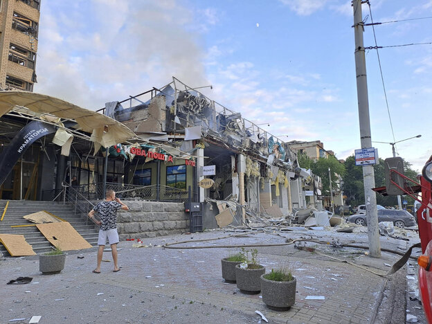 Foto der Regionalverwaltung Donezk von der durch eine Rakete zerstörten Pizzeria in Kramatorsk