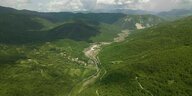 Luftbild zeigt das grüne Tal in dem der Fluss Neretva fliesst