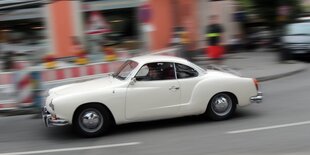 Ein VW Karmann Ghia Coupé in Bewegungsunschärfe