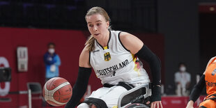 Mareike Miller kämpft um den Ball bei den Paralympics 2021 in Tokio.