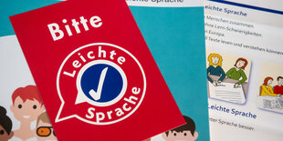 Informationsmaterial zum Thema "Leichte Sprache" liegt auf einem Tisch.