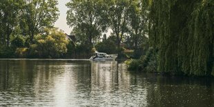 Eine Motoryacht fährt auf der Dove-Elbe