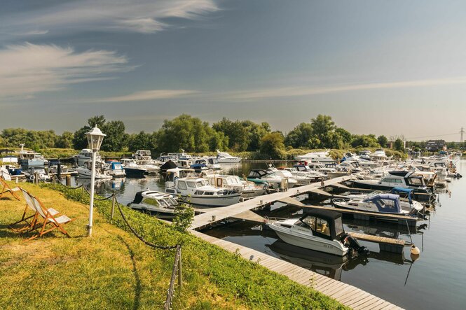 Blick auf die Motoryachten im Hamburger Yachtclub