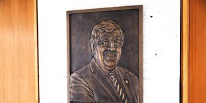Bronzetafel mit dem Gesicht des Politikers Walter Lübcke
