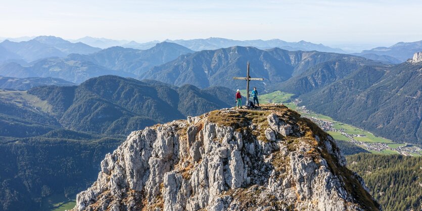 Berggipfel und Alpenpanorama