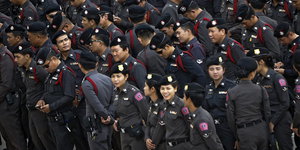 Polizei vor einer Protestdemonstration in Bangkok