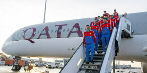 FC Bayern-Profis posieren auf der Treppe zum Flugzeug am 6. Januar 2023