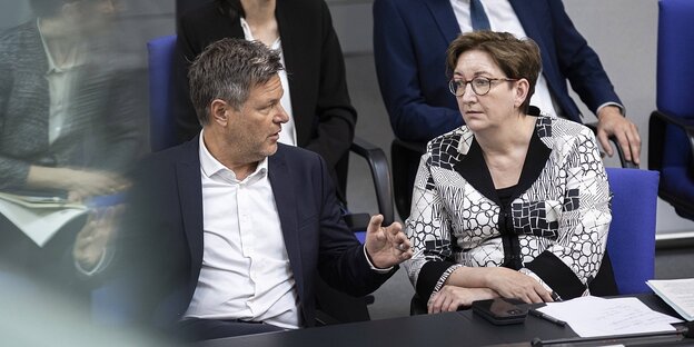 Robert Habeck und Clara Geywitz unterhalten sich im Plenarsaal des Bundestagsgebäudes