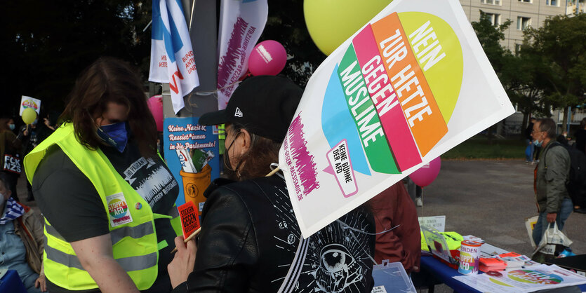 Ein Schild mit der Aufschrifft "Nein zur Hetze gegen Muslime" bei einer Unteilbar-Demo am 4. September 2021