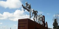 Das Denkmal zeigt vier befreite Sklaven, die Ketten noch um die Knöchel, die auf einem Schiffsrumpf tanzen