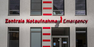 Fassade mit Aufschrift "Zentrale Notaufnahme"