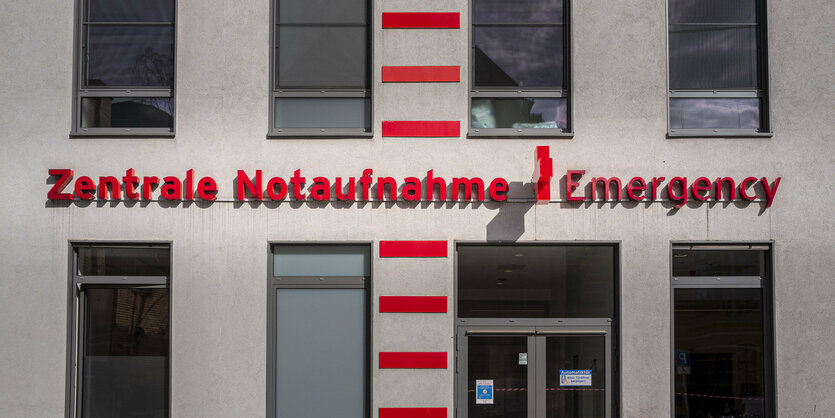 Fassade mit Aufschrift "Zentrale Notaufnahme"