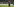 Ein Fußballer steht im Stadion, die Hände an den Hüften