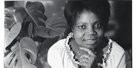 Die schwarze Autorin Buchi Emecheta lächelt in die Kamera