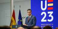 Pedro Sanchez spricht am Rednerpult zu EU-Ratspräsidentschaft