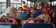 Indische Frauen in einem Bus