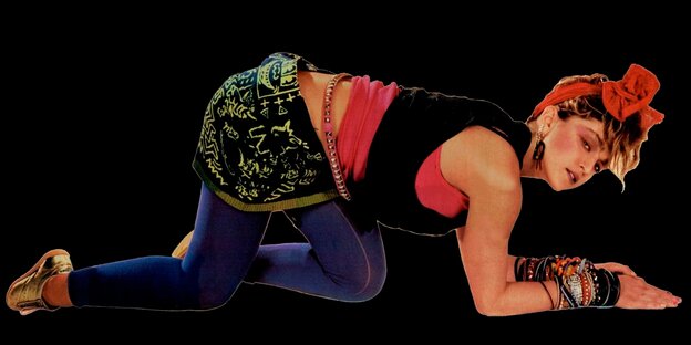 Madonna in Vierfüßler-Pose und 80er-Jahre-Look mit Leggins, Rock, Nietengürtel, zwei Tops übereinander, Haarschleife und sehr vielen Armreifen