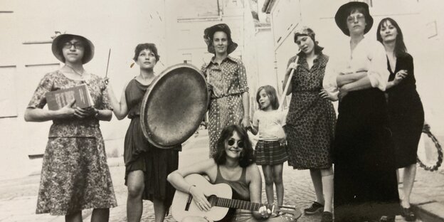 Frauen der feministischen Münchner-Vereinigung "Frauenoffensive" mit Musikinstrumenten, Foto circa Mitte der 1970ert