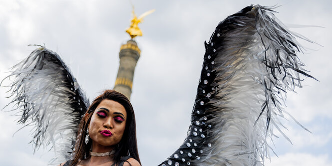 Sonya tanzte 2022 beim Christopher Street Day vor der Siegessäule in Berlin