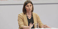 Die Autorin Tanja Maljartschuk steht an einem weißen Pult und hält eine Rede