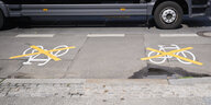 Auf der Ollenhauer Straße in Berlin sind die Zeichen für den Radweg mit gelben Kreuzen zugeklebt. Die neue Verkehrsverwaltung lässt bestimmte Radfahrprojekte ruhen