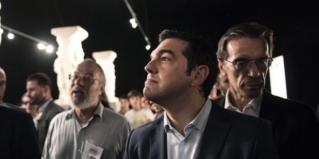 Alexis Tsipras unter Parteigenossen in der Messehalle von Thessaloniki