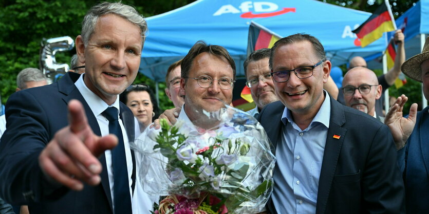 Höcke, Chrupalla und Sesselmann fröhlich