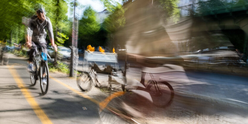 Verwischte RadfahrerInnen auf Radweg