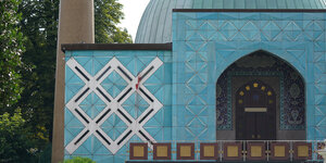 Rote Farbe ist an der Fassade neben dem Eingangsbereich der Imam-Ali-Moschee des Islamischen Zentrums Hamburg (IZH) zu sehen.