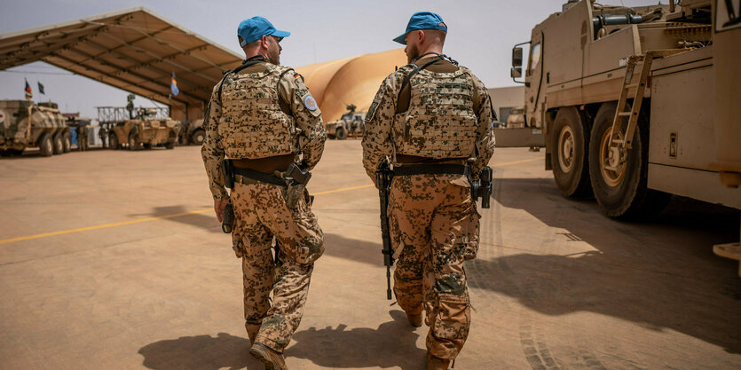 Soldaten der Bundeswehr gehen durch das Feldlager Camp Castor