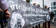 Menschen halten ein Transparent hoch, auf dem in Frakturschrift steht "Freiheit für Ursula Haverbeck"