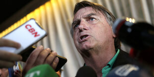 Jair Bolsonaro, ehemaliger Präsident von Brasilien, spricht mit Journalisten in einem Restaurant