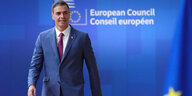 Spaniens Ministerpräsident Pedro Sánchez vor einem blauen Hintergrund mit EU-Insignien