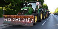 «Weide oder Wolf?» steht am Rande der Veranstaltung an einer Pflugschaufel eines Traktors