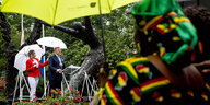 Der niederländische König entschuldigt sich am Samtag unter einem Regenschirm am Sklaverei-Monument in Amsterdam.