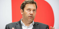 SPD-Parteichef Lars Klingbeil öffnet die Hände bei einer Rede und schaut skeptisch